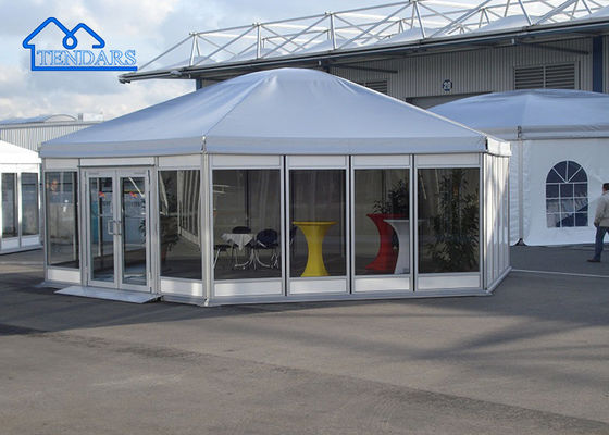 Tenda de pagode hexagonal personalizada com parede de vidro e piso de revestimento de porta de vidro