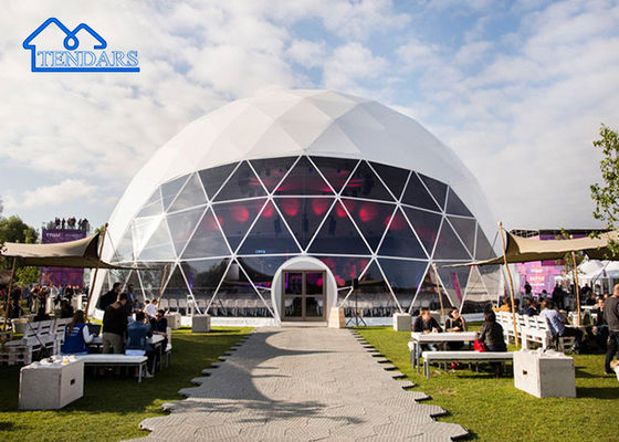 Tenda geodésica de cúpula grande e transparente com estrutura de aço