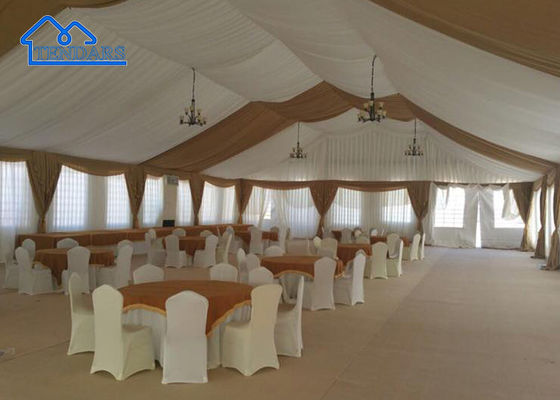 Sala de hotel exterior do jardim dos eventos do banquete de casamento, acessórios da barraca do partido para eventos